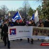 Groupe de Métis qui marchent dans une rue en tenant une banderole avec l'inscription « Métis Lands ».