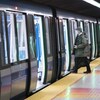 Un homme monte dans une rame de métro.