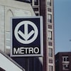 Enseigne du métro de Montréal avec sa flèche emblématique.