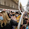 Des usagers d’un métro portent des masques