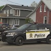 Une autopatrouille de la Sûreté du Québec délimite une scène de crime.