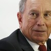 Michael Bloomberg, de face, regardant à sa droite.