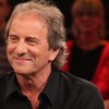 Michel Côté souriant sur un plateau télé.