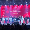 Les chefs honorés debout sur scène et la mascotte Michelin lors de la cérémonie du Guide Michelin de Toronto.