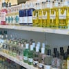 Des bouteilles de spiritueux dans un rayon de la Société des alcools du Québec.