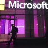Des personnes passent devant un bureau de Microsoft à New York. 