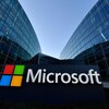 Le logo de Microsoft entre deux immeubles vitrés. 