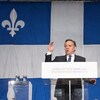 François Legault, premier ministre du Québec, prononce un discours devant un immense drapeau du Québec