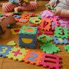 Des enfants s'amusent avec des jouets en mousse.