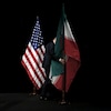Photo d'archives montrant un homme retirant le drapeau iranien à la suite d'une réunion internationale sur le nucléaire iranien à Vienne, en juillet 2015.