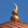 Le croissant, symbole de l'Islam, surmontant une coupole d'une mosquée.