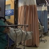 Une patiente attend sur une civière dans une salle d'urgence d'un hôpital.