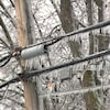Des glaçons pendent le long de fils électriques.