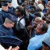 Des policiers français bloquent le passage des migrants qui occupaient le camp improvisé de la porte de la Chapelle.