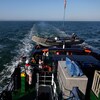 Un bateau pneumatique est repêché par un bateau de sauvetage dans la Manche.