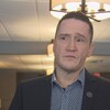 Benoit Charette parle dans un lobby d'hôtel.
