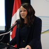 La ministre parle au micro.