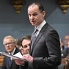 Eric Girard parle, debout à l'Assemblée nationale.