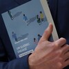 Le budget du Québec 2023-2024 tenu dans une main.