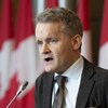 Seamus O’Regan est assis à la table de presse.