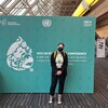 Mishka Caldwell Pichette devant l'affiche de la COP 15.