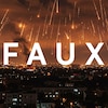 Une pluie de projectiles enflammés illumine le ciel nocturne au-dessus d'une ville. Le mot "FAUX" est superposé sur l'image. 