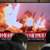 Un écran de télévision diffusant un lancement de missiles