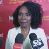 Mitzie Hunter en mêlée de presse.