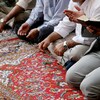 Des fidèles priant dans une mosquée.