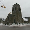L'église de style gothique occupe un coin de rue.