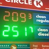 L'affiche indique 2,09 $ pour le litre d'essence ordinaire et 2,51 $ pour le litre de diesel.