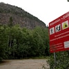 Un écriteau prévenant des dangers de s'aventurer sur le mont Chaudron.