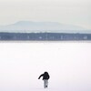 Un homme fait du patin sur le lac Saint-Louis, dans l'ouest de Montréal.