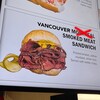 Une affiche de sandwich sur laquelle Montréal est barré et remplacé par Vancouver.