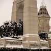 Le Monument commémoratif de guerre du Canada en hiver.