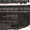 Plan rapproché du monument à la mémoire des victimes de l’attentat du 29 janvier 2017 en hiver. On peut y lire une citation de Khalil Gibran en français et en arabe qui se lit comme suit : « Nul ne peut atteindre l’aube sans passer par le chemin de la nuit ».
