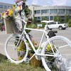 Un vélo avec des bouquets de fleurs.