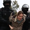 Des policiers arrêtent une manifestante à Moscou.