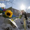 Des fleurs, des bougies et des messages de solidarité se trouvent toujours devant la grande mosquée de Québec, en hommage aux victimes.