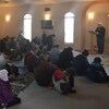 Des fidèles prient dans une mosquée.