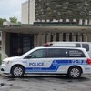 Une voiture de la police devant un motel.