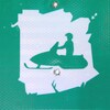 Sur un panneau routier, un pictogramme représentant une silhouette verte d'un personnage de profil assis sur une motoneige, dans une forme blanche représentant les contours de la province du Nouveau-Brunswick.