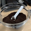 Du café moulu dans un pot en verre