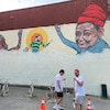 Greg et Chris Mitchell en train de peindre un mur.