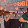 Une joueuse de violon et un chanteur. 