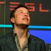 Elon Musk, fondateur de Tesla, regarde vers le ciel alors que sa compagnie fait son entrée en bourse. 