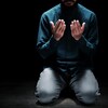 Un musulman effectuant une des cinq prières obligatoires de l'islam.