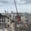 La nacelle qui transporte les secouristes au-dessus du bâtiment.
