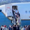 Nancy Pelosi salue de la main les dignitaires avant d'embarquer dans son avion.