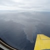 Deux nappes de pétrole sur la surface de l'océan, observées d'un avion.